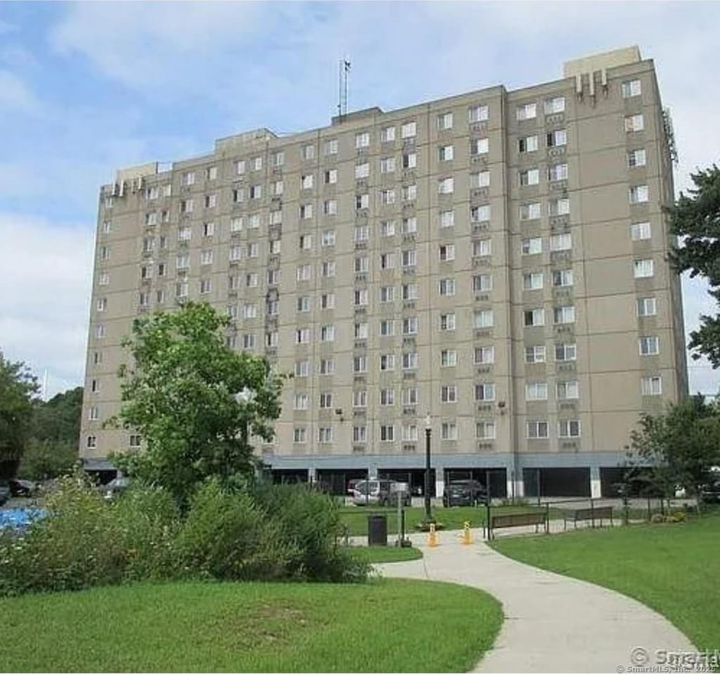 view of apartment building / complex