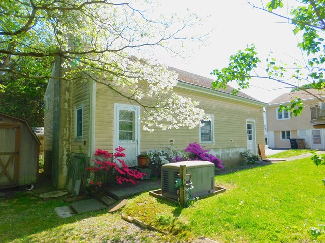 29 Barholm Ave, Stamford, CT 06907 - back of house with a yard