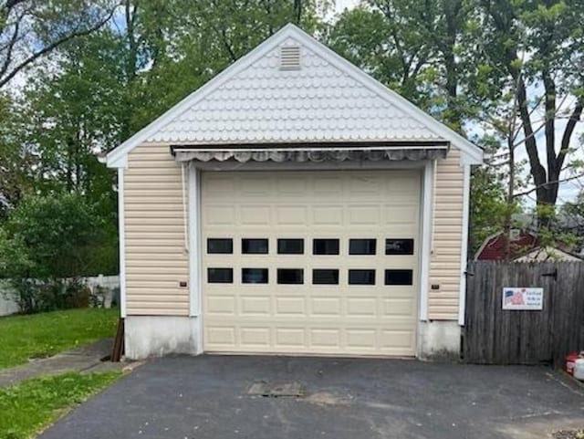 29 Barholm Ave, Stamford, CT 06907 - detached garage with driveway