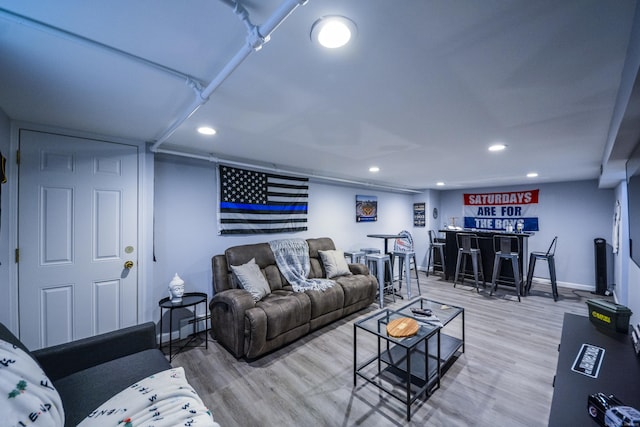 living area featuring bar area, wood finished floors, recessed lighting, and baseboards