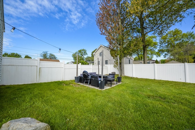 view of yard with outdoor lounge area