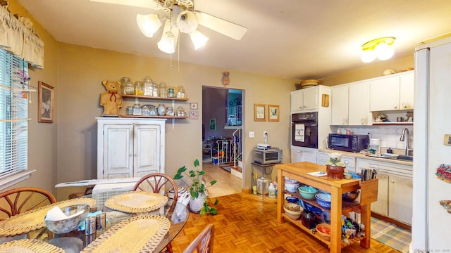 dining space with ceiling fan