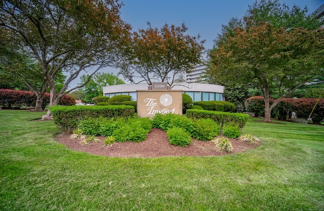 community sign with a lawn