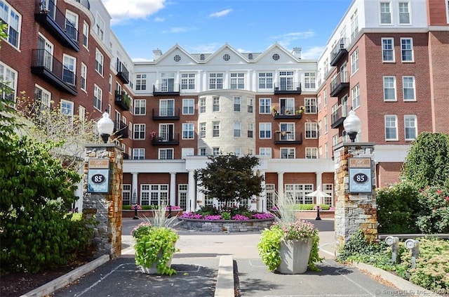 view of apartment building / complex
