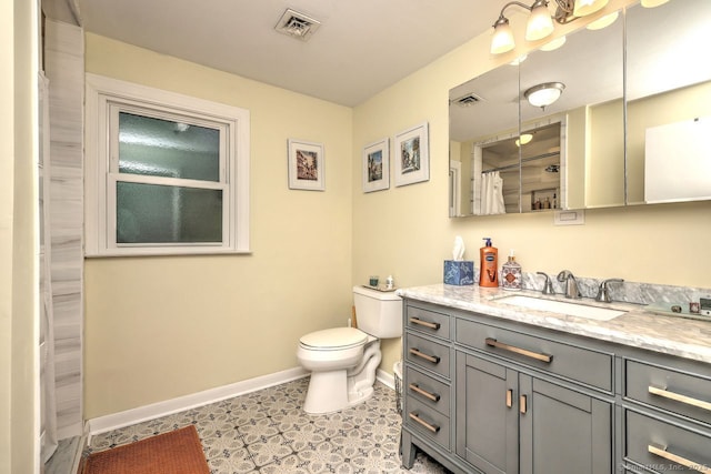 full bathroom with baseboards, toilet, vanity, and a shower with shower curtain