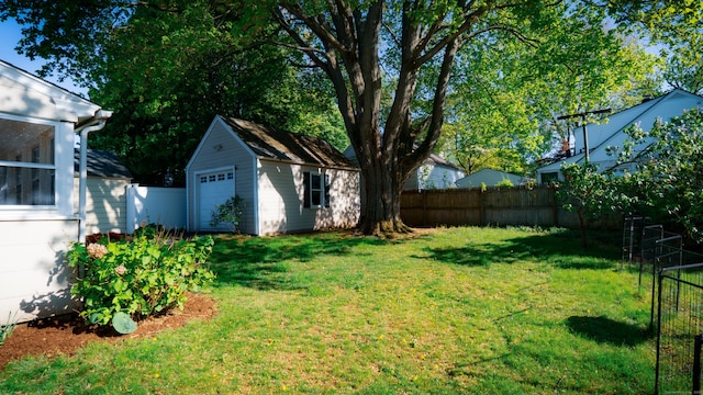 view of yard featuring an outdoor structure