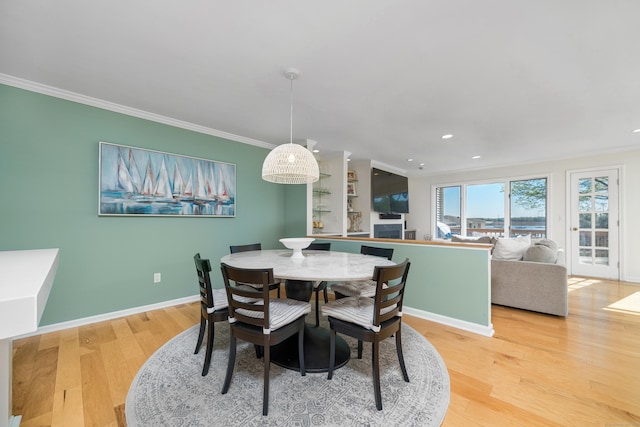 dining room featuring crown molding, light wood-type flooring, recessed lighting, and baseboards