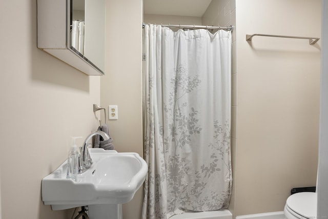 25 Fleetwood Dr, New Fairfield, CT 06812 - bathroom featuring a sink, a shower with shower curtain, toilet, and baseboards