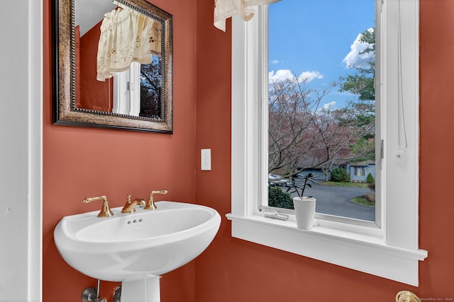 bathroom featuring a sink
