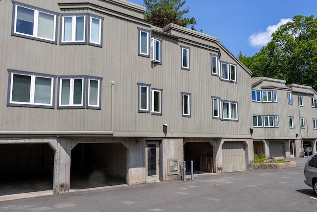 11 Byrne Ct Unit C2, Farmington, CT 06032 - view of property with a garage