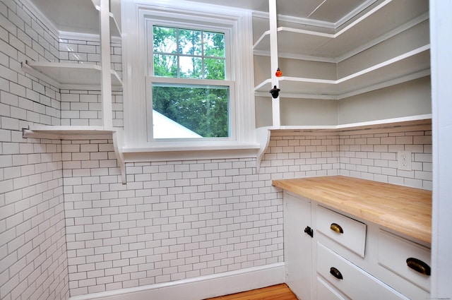 16 Ridgewood Rd, Windsor, CT 06095 - bathroom with tasteful backsplash and ornamental molding