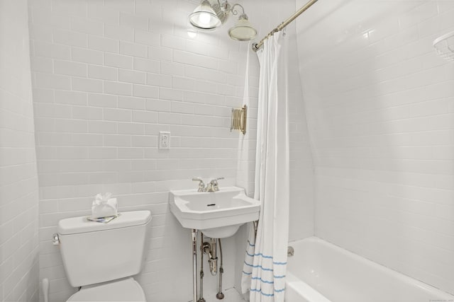 full bath featuring toilet and shower / tub combo