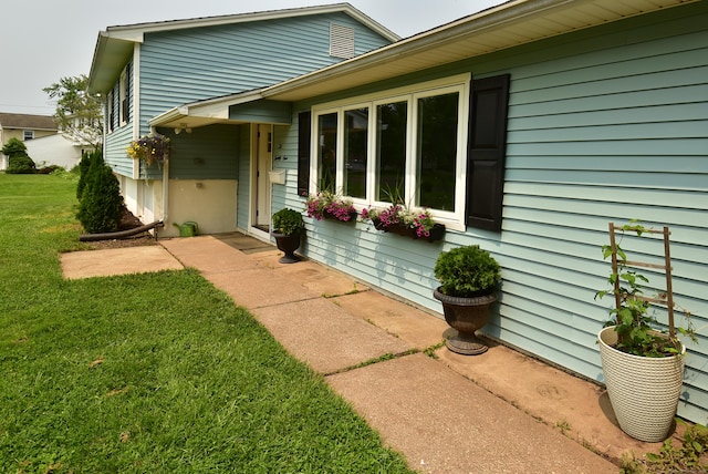 21 Craigmore Rd, Bloomfield, CT 06002 - doorway to property with a yard