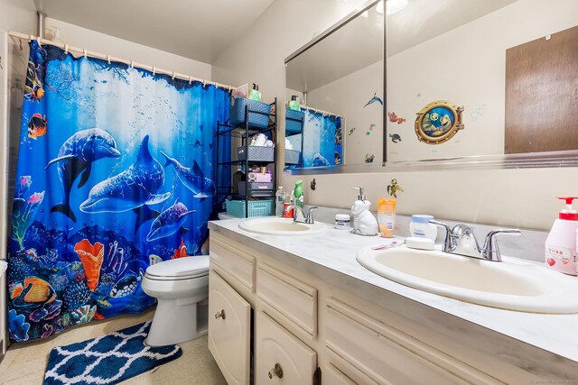 bathroom with toilet, double vanity, and curtained shower