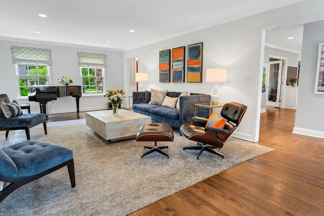 living area featuring crown molding, wood finished floors, recessed lighting, and baseboards