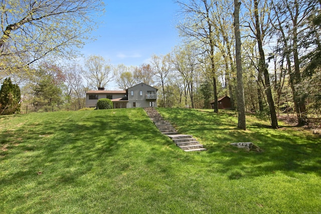 view of yard with an outdoor structure