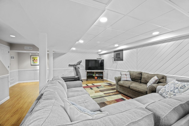 living room featuring wood finished floors, recessed lighting, and baseboards