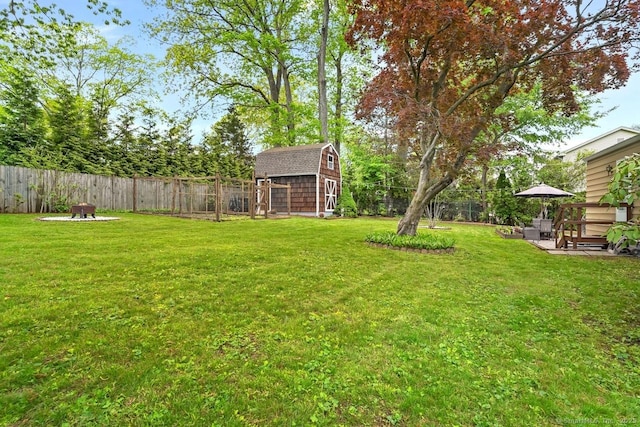 view of yard with an outbuilding