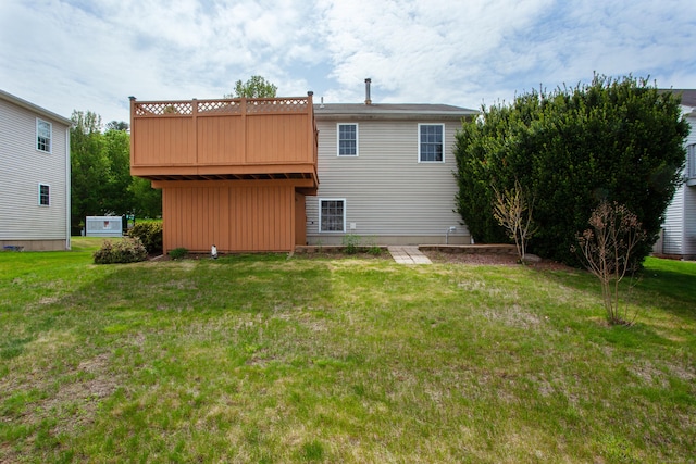 4 Fox Run Ln, New Hartford, CT 06057 - back of house featuring a lawn