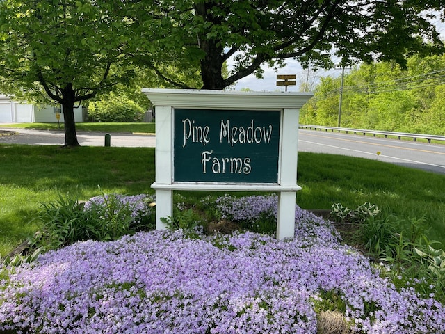 4 Fox Run Ln, New Hartford, CT 06057 - community / neighborhood sign featuring a yard
