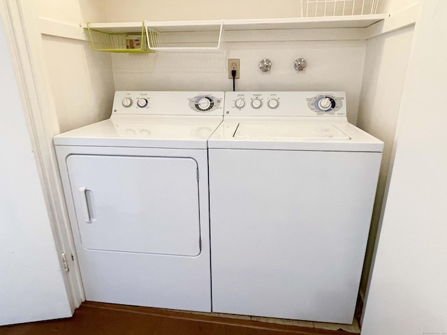 washroom featuring washing machine and clothes dryer