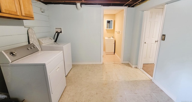 laundry room with cabinet space, washer and clothes dryer, and baseboards
