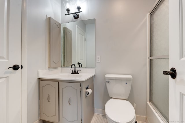 full bathroom featuring a shower with door, toilet, vanity, and baseboards
