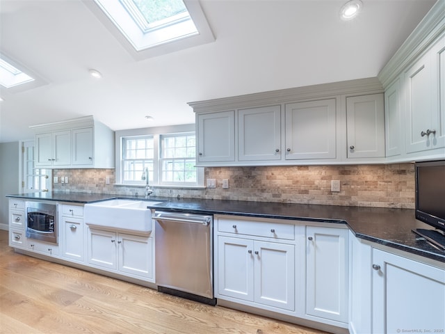 61 Nod Hill Rd, Wilton, CT 06897 - kitchen featuring a skylight, stainless steel appliances, a sink, dark countertops, and recessed lighting