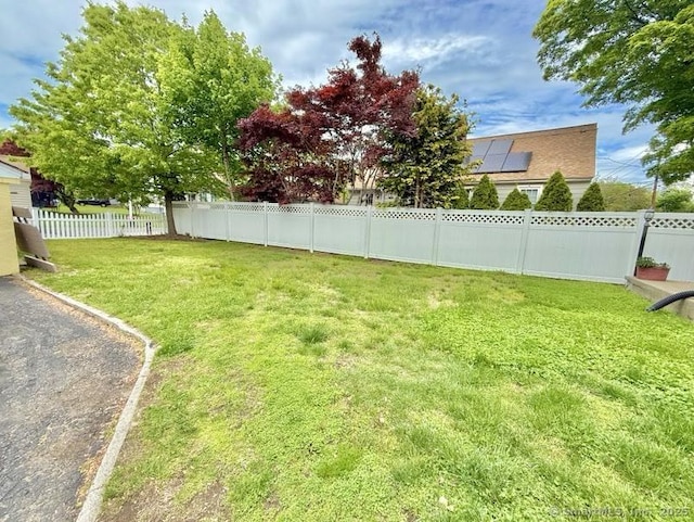 661 E Main St, Stratford, CT 06614 - view of yard