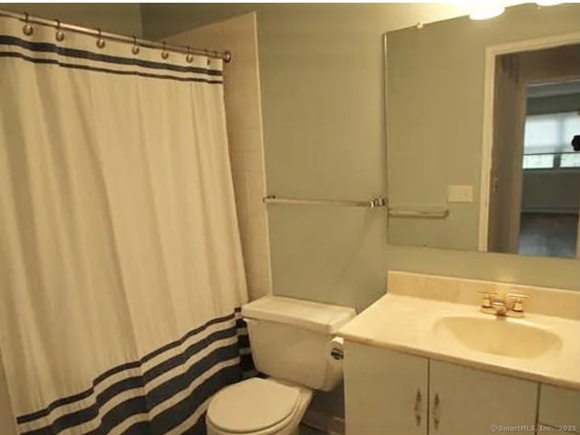 245 Unquowa Rd Apt 127, Fairfield, CT 06824 - full bathroom with toilet, vanity, and a shower with curtain
