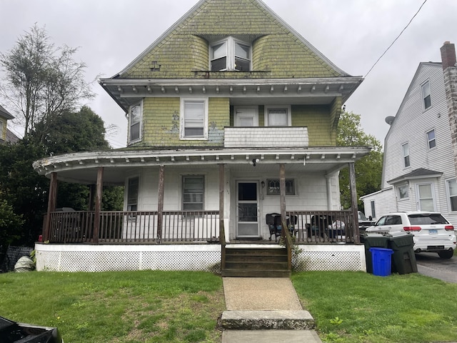 view of front of house featuring a porch and a front yard