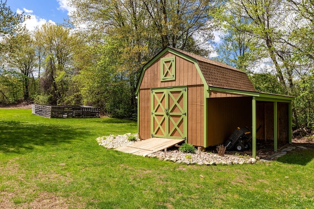 view of outdoor structure with an outbuilding