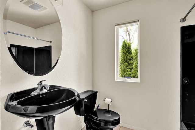 233 N Society Rd, Canterbury, CT 06331 - bathroom featuring healthy amount of natural light, toilet, baseboards, and tile patterned flooring