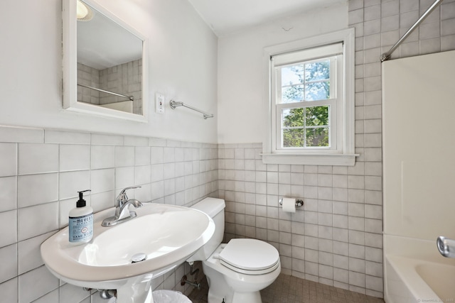 26 Brian Rd, West Hartford, CT 06110 - full bath featuring toilet, a sink, tile walls, and shower / bath combination