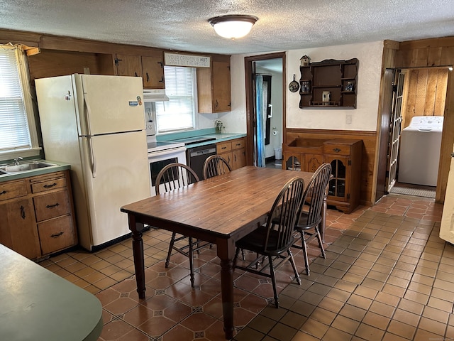 2060 Perkins St, Bristol, CT 06010 - dining area with washer / clothes dryer and a textured ceiling