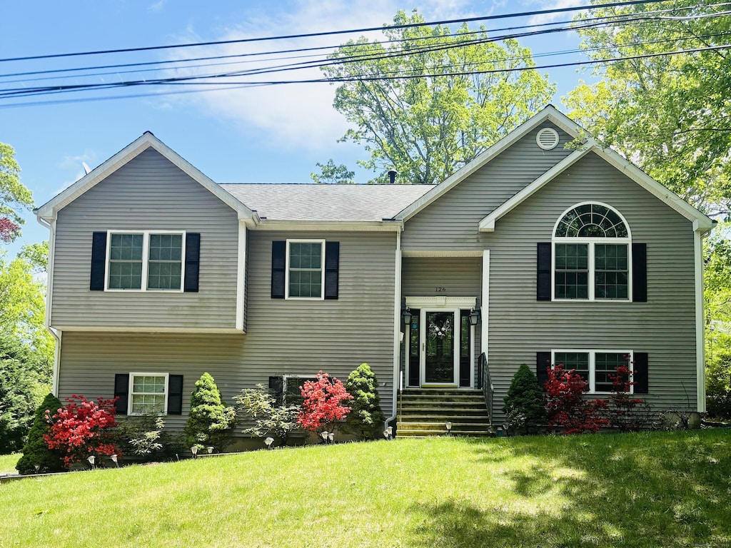 split foyer home featuring a front lawn