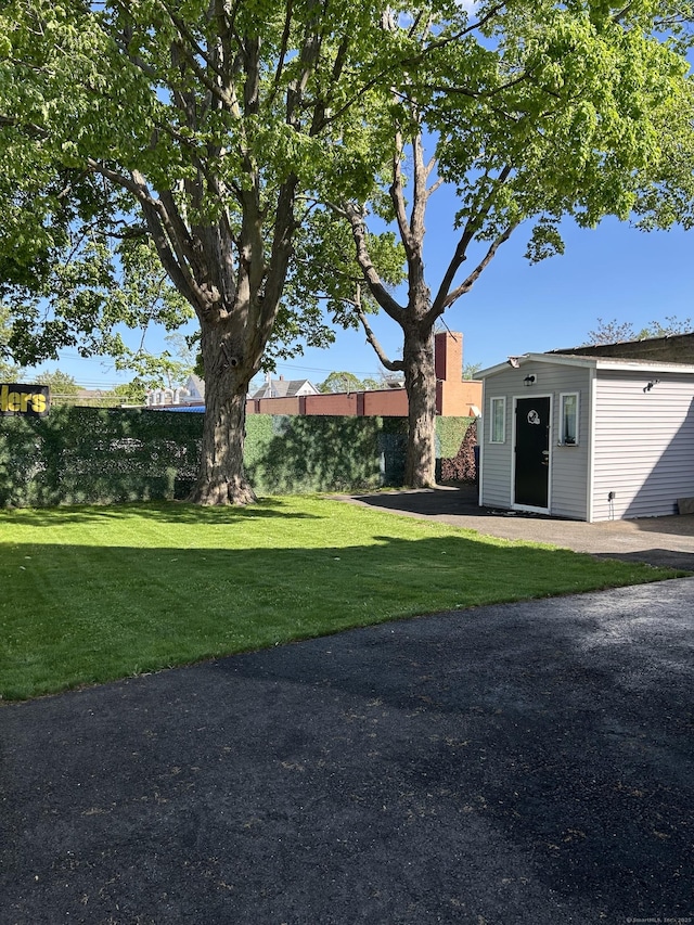 view of yard with an outbuilding
