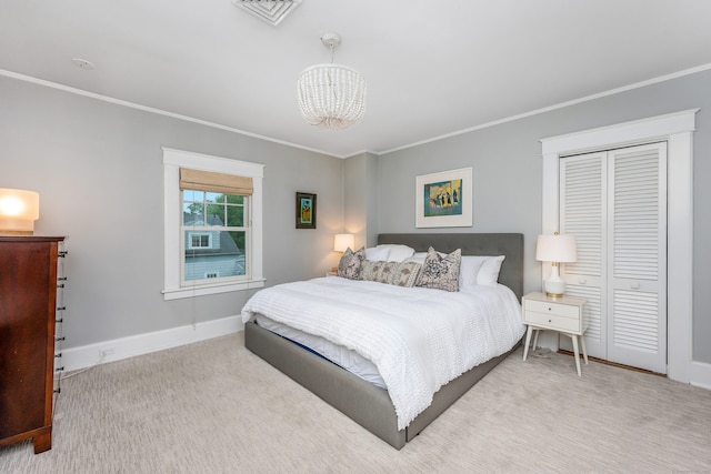 bedroom with crown molding, a chandelier, baseboards, and a closet