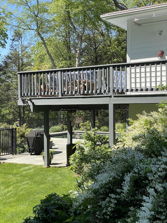 11 Thomas Rd, Westport, CT 06880 - view of yard with a patio area