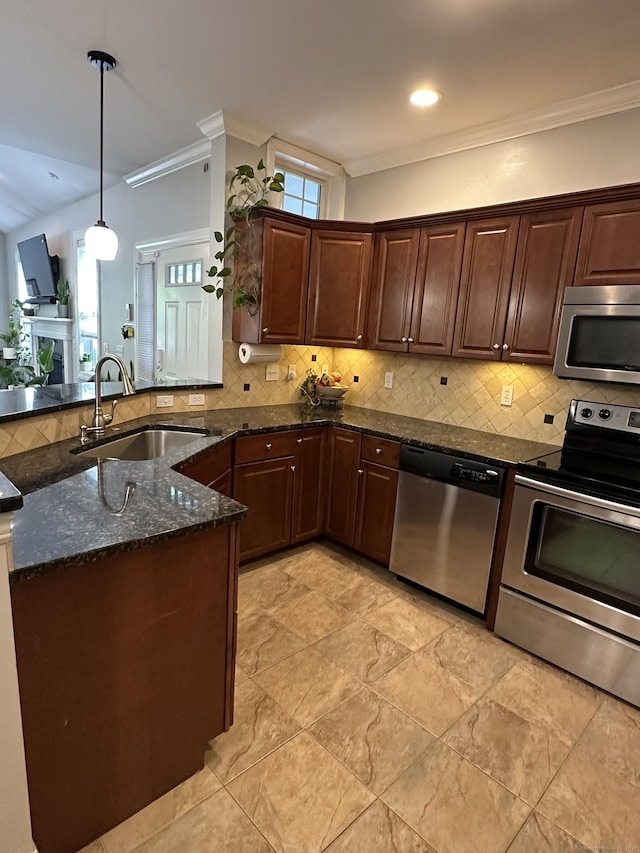 95 S Ridge Ln Unit D201, Berlin, CT 06037 - kitchen with stainless steel appliances, a sink, backsplash, ornamental molding, and recessed lighting