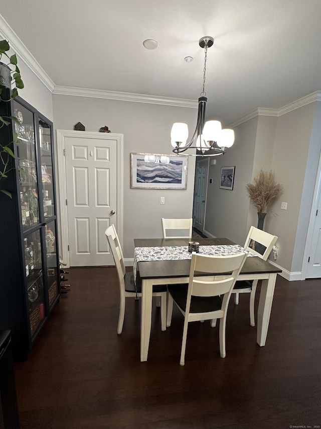 95 S Ridge Ln Unit D201, Berlin, CT 06037 - dining space with a chandelier, crown molding, wood finished floors, and baseboards