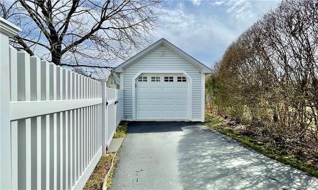 196 Jefferson St, Stratford, CT 06615 - detached garage with driveway