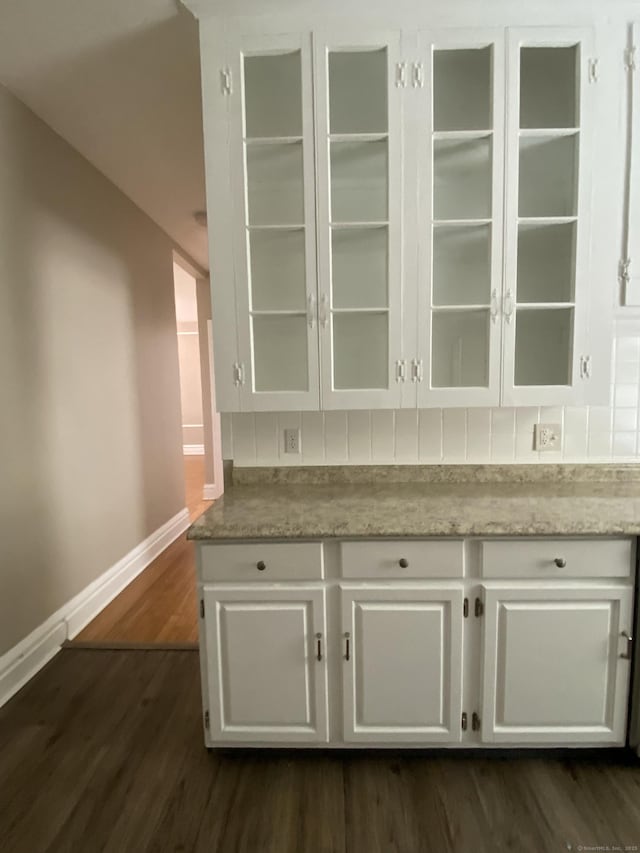 139 Fountain St Apt B9, New Haven, CT 06515 - bar area featuring baseboards and dark wood-type flooring