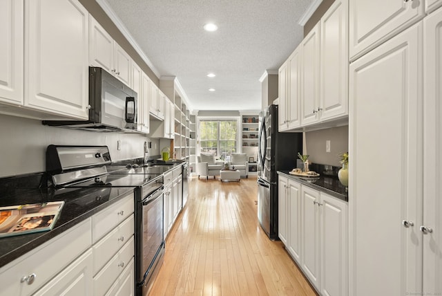 5 Harwich Ln Unit 5, West Hartford, CT 06117 - kitchen with black appliances, white cabinets, a textured ceiling, light wood-type flooring, and recessed lighting