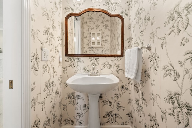 5 Harwich Ln Unit 5, West Hartford, CT 06117 - bathroom featuring wallpapered walls