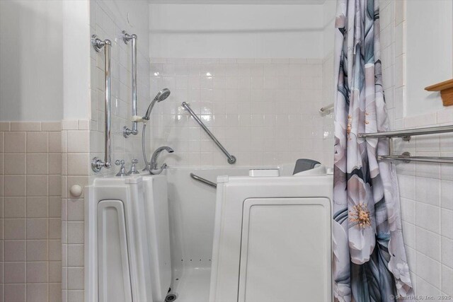 26 Jodi Dr, Wallingford, CT 06492 - full bath featuring tile walls, washer / dryer, and curtained shower