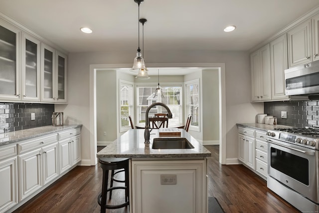 206 Copper Square Dr Unit 206, Bethel, CT 06801 - kitchen featuring stainless steel appliances, a sink, baseboards, glass insert cabinets, and recessed lighting