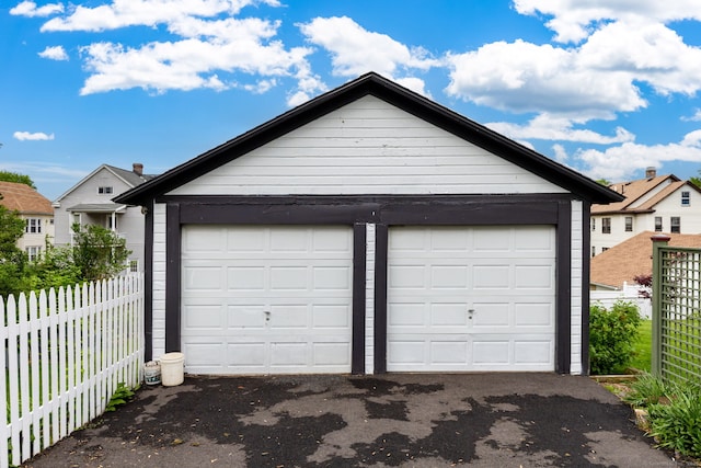650 Broadview Ter, Hartford, CT 06106 - detached garage with fence