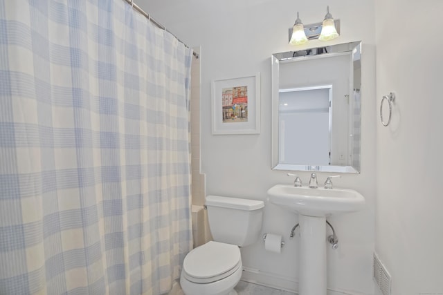 49 Dogwood Ln, New Canaan, CT 06840 - full bath with toilet, baseboards, a shower with curtain, and a sink