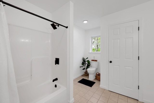 full bath with toilet, tile patterned floors, shower / bathtub combination with curtain, and baseboards